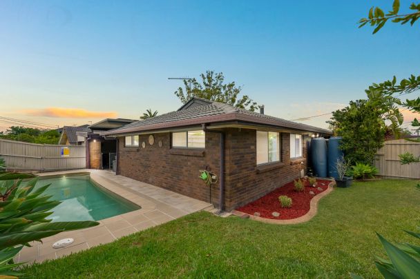 Spacious Family Home with Pool & Multiple Living Areas ! - Photo 1