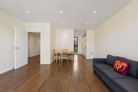Presented to an impeccable standard throughout, this stunning residence offers contemporary living at its finest. - Photo 2