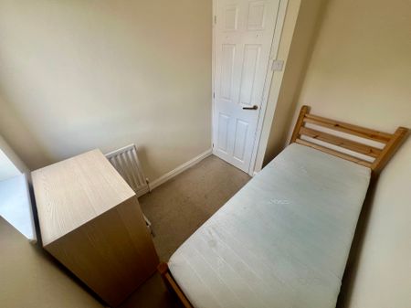 3 bedroom house to rent Longroyd Grove, LS11 - Photo 4