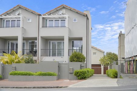 Upmarket Three-Bedroom Home Parnell - Photo 5