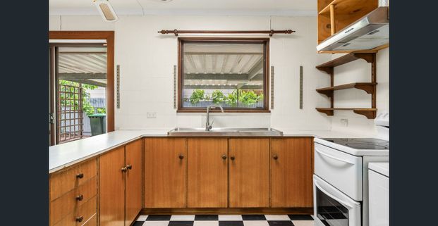 Coastal location - moments from the beach - Photo 1