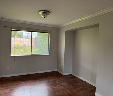 Spacious Home With 2 Kitchens - Photo 2