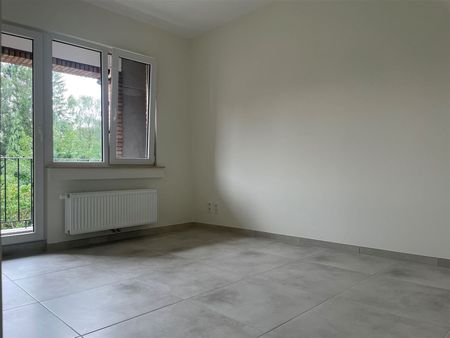 Volledig gerenoveerd appartement met 2 slaapkamers en garage met oprit. - Foto 3