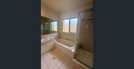 Spacious single-level townhouse in a prime lifestyle location - Photo 5