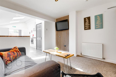 1 bedroom in a house share to rent - Photo 2