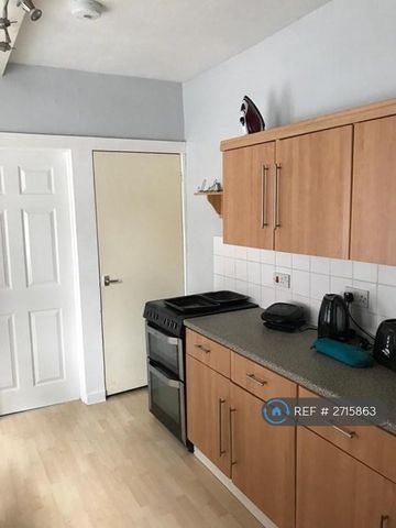 1 bedroom in a house share to rent - Photo 4
