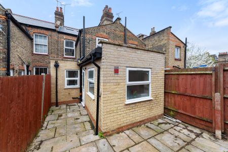 🏡 Beautiful Property - 5 mins walk from Wood Green 🏡 Room 3 - Photo 2