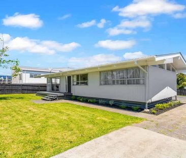 Modern, Sunny & Family Friendly Home - Photo 1