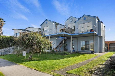 COASTAL COMFORT – SPACIOUS FURNISHED HOME - 3 BEDROOM DOWNSTAIRS RESIDENCE - Photo 4