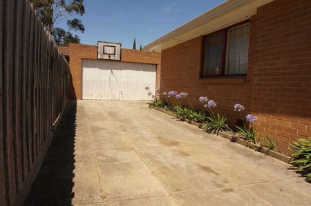 Spacious Family Home - Photo 4