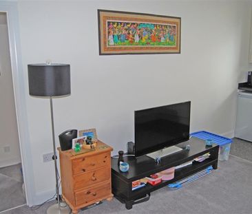 1 bedroom Flat To Let - Photo 4