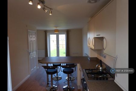 3 bedroom semi-detached house to rent - Photo 3