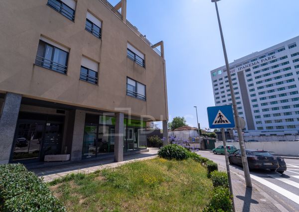 Apartamento T1 com terraço e lugar de garagem situado no Campo Alegre