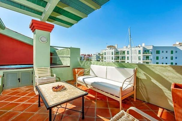 3 bedroom luxury penthouse for rent in Sotogrande, Andalusia - Photo 1