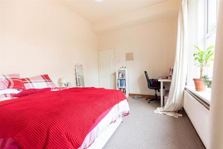 3 bedroom flat to rent - Photo 3
