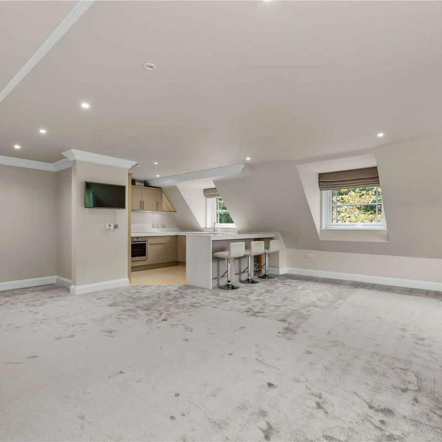 A stylish split-level penthouse apartment in a private development moments from Oxshott Heath and within close proximity to popular schools. - Photo 1