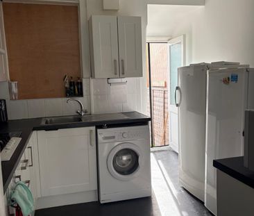 Room to let in a family house- Ilford - Photo 4