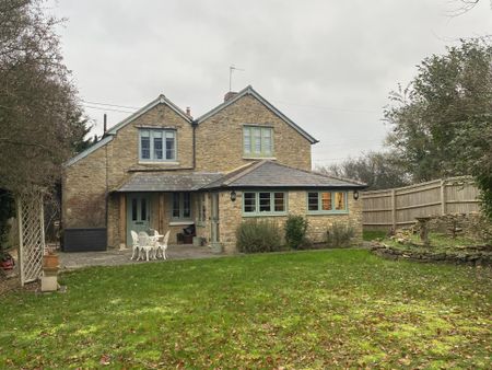 4 bedroom semi-detached house to rent - Photo 5