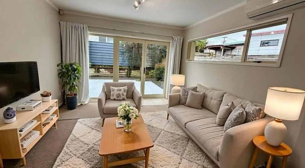 2-bedroom end unit in gated complex! - Photo 1