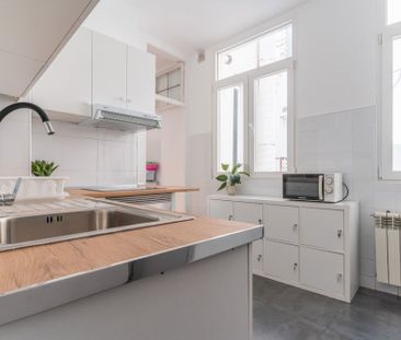 Room with a balcony in Redondilla Street - Photo 2