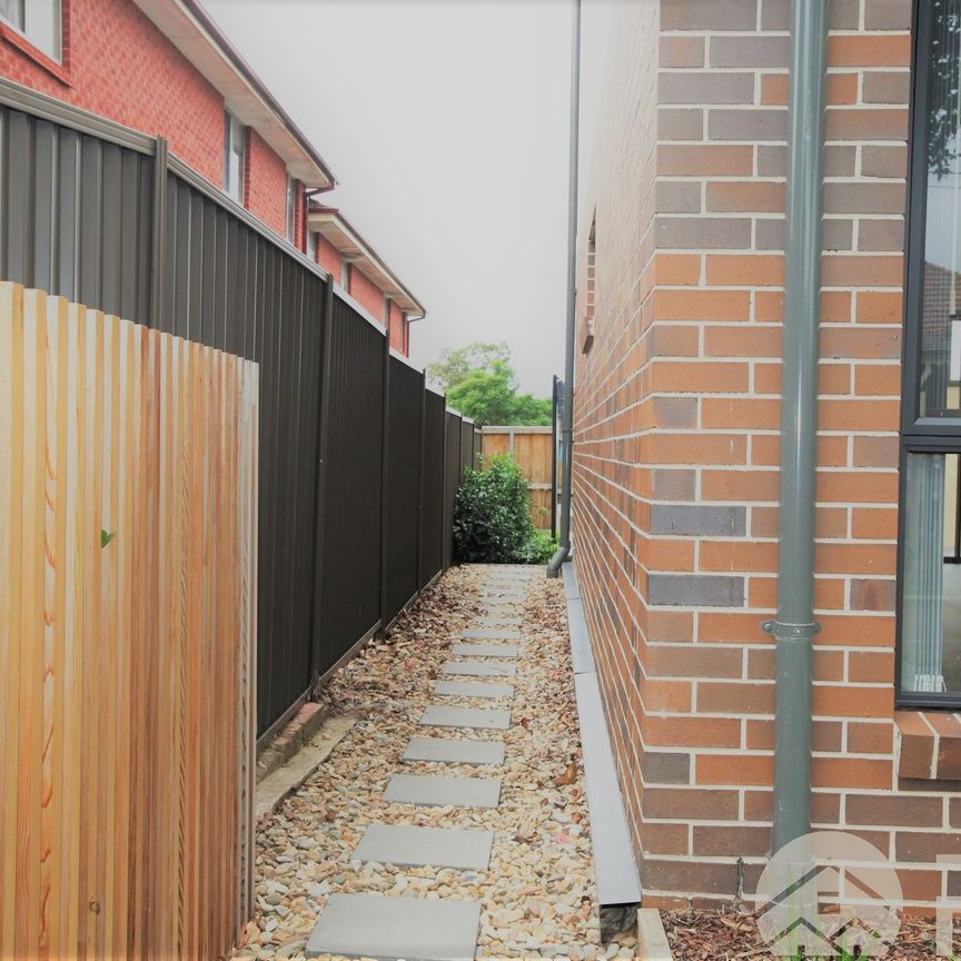 Perfect 3 plus study townhouse with walking distance to town centre - Photo 1