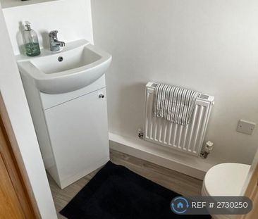 1 bedroom in a house share to rent - Photo 3