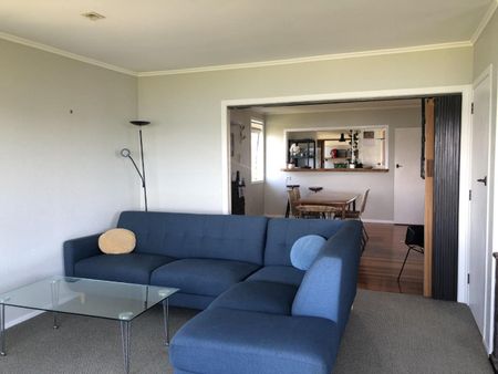 Fully furnished multi-level home - Photo 3