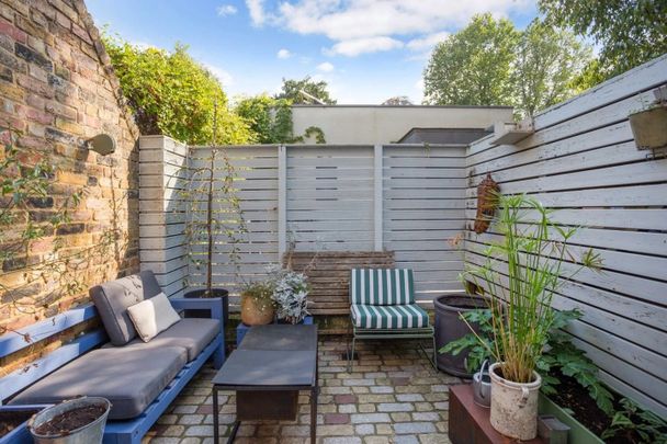 2 Bed Semi-Detached House, The Coach House, N4 - Photo 1