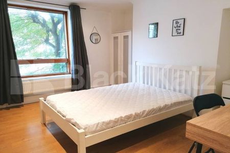 Superbly located first floor very well kept Mid-Century Development. - Photo 3