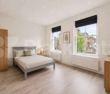 Stunning Six Bedroom House with Three Bathrooms & Private Garden - Photo 3