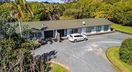 Handy to town - Photo 3