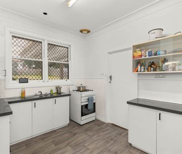 CONVENIENT LOCATION IN GLENDALE - Photo 6