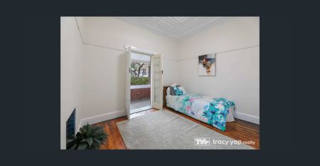 Perfect spacious house with a huge backyard for the family to enjoy! - Photo 4