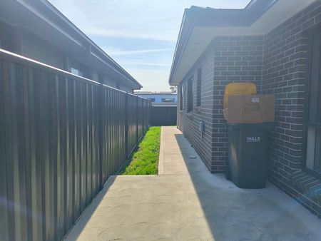 Beautifully Built 2 Beds Flat – Separate Entry with Concrete Sidepath and Private Yard - Photo 3