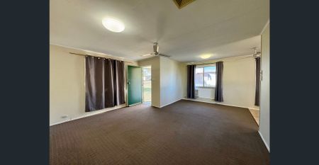 SPACIOUS 3 BEDROOM HOME WITH SHED IN PRIME LOCATION – WALK TO EVERYTHING! - Photo 2