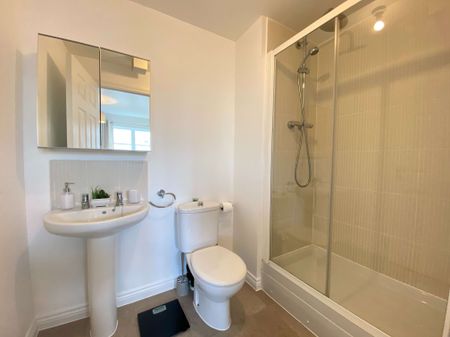 Large rooms - All ensuite - Small Household - Photo 2