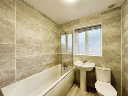 3 bedroom semi-detached house to rent - Photo 5