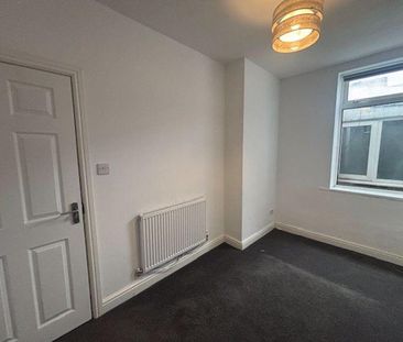 4 bedroom semi-detached house to rent - Photo 2