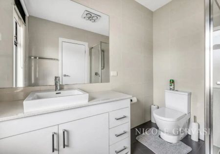 “Style & Luxury in Pascoe Vale” - Photo 3