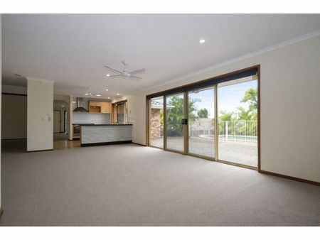 SPACIOUS FAMILY HOME, CUL-DE-SAC LIVING - Photo 2
