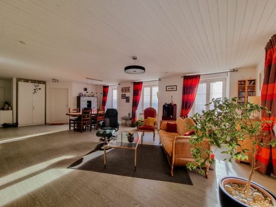 Spacious 4.5-room apartment with large garage and very large vaulted cellar - Photo 1