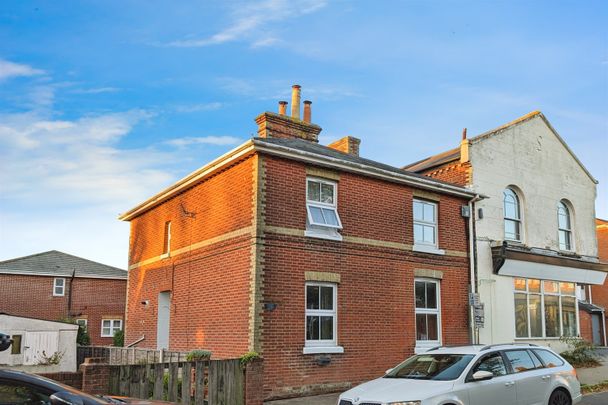 Station Road, Netley Abbey, SO31 - Photo 1