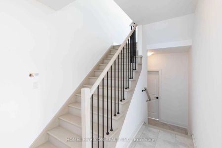 Condo Townhouse For Lease | S9230275 - Photo 2