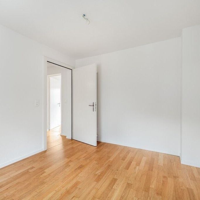 Modern city apartment right by the Oerlikon/Marktplatz train station! - Photo 1