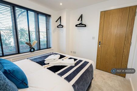 4 bedroom semi-detached house to rent - Photo 5