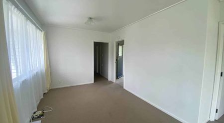 Pet Friendly, Sunny and Inviting Three Bedroom - Photo 2