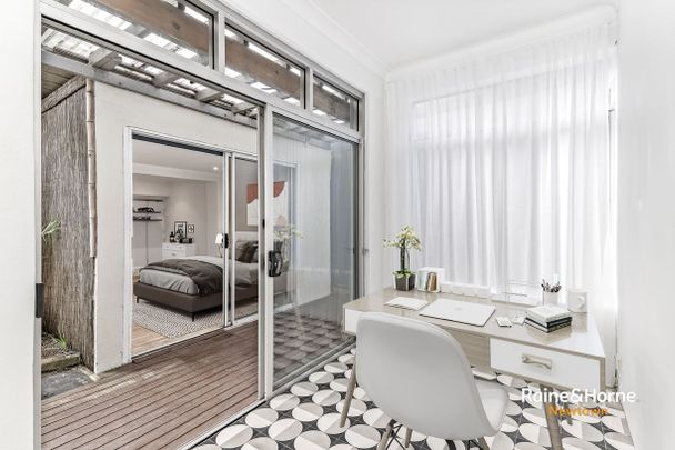 Charming Art Deco apartment in small complex of four. - Photo 1