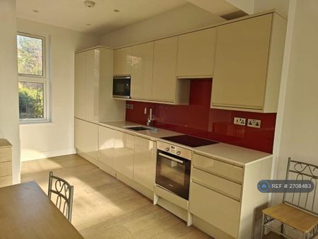 3 bedroom flat to rent - Photo 5