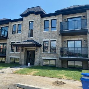 4.5 A LAVAL TRÈS LUXUEUX ET TRANQUILLE!! - Photo 2