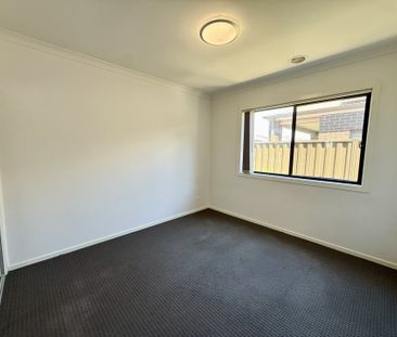 18 Andromeda Avenue, Truganina VIC, Belconnen - Photo 2